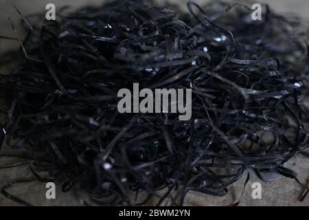 Primo piano di un vecchio caos di nastri magnetici polverosi Foto Stock