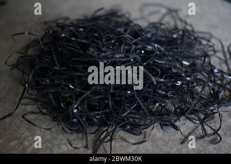 Primo piano di un vecchio caos di nastri magnetici polverosi Foto Stock