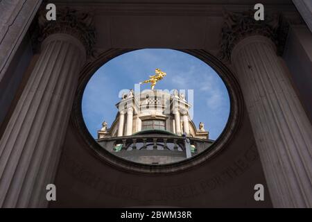 Ariel di Charles Wheeler, statua d'oro della Banca d'Inghilterra sopra Tivoli Corner, City of London, UK Foto Stock