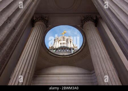 Ariel di Charles Wheeler, statua d'oro della Banca d'Inghilterra sopra Tivoli Corner, City of London, UK Foto Stock