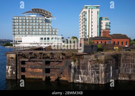 Il St. David's Hotel & Spa con l'ingresso del Mount Stuart Graving è in primo piano. Cardiff Bay, Galles, Regno Unito Foto Stock