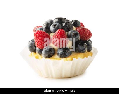 Crostate da dessert con lamponi e mirtilli in tartlet isolate su sfondo bianco Foto Stock