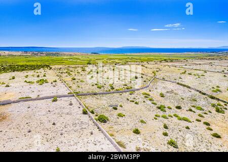 Croazia, isola adriatica di Pag, vista panoramica di vecchi campi agricoli e belle pareti in pietra Foto Stock