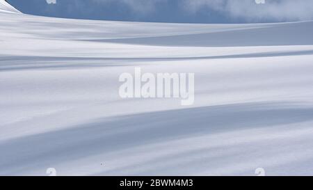 Motivi dovuti al gioco di luce su un ghiacciaio di Svalbard Foto Stock