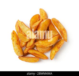 Porzione di spicchi di patate appena sfornati, isolati su sfondo bianco. Vista dall'alto. Foto Stock