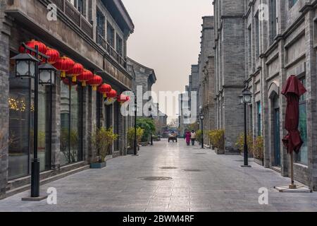 PECHINO, CINA - NOVEMBRE 22: Via con edifici tradizionali cinesi vicino alla via dello Shopping Qianmen il 22 Novembre 2019 a Pechino Foto Stock