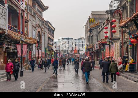 PECHINO, CINA - NOVEMBRE 22: Qianmen Shopping Street, una famosa strada pedonale conosciuta per i suoi negozi e ristoranti tradizionali Cinesi il prossimo novembre Foto Stock