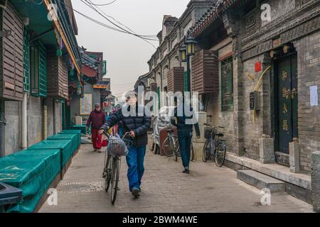 PECHINO, CINA - 22 NOVEMBRE: Vista della gente locale di Pechino su una tradizionale strada hutong cinese il 22 novembre 2019 a Pechino Foto Stock