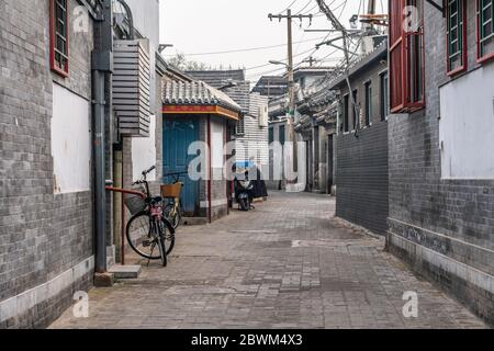 PECHINO, CINA - NOVEMBRE 22: Vista di una vecchia Hutong Street, queste strade sono destinazioni turistiche popolari noto per la loro architettura tradizionale su Foto Stock