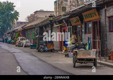 PECHINO, CINA - NOVEMBRE 22: Vista di una vecchia Hutong Street, queste strade sono destinazioni turistiche popolari noto per la loro architettura tradizionale su Foto Stock