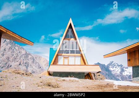 Un piccolo bungalow a forma di triangolo in bassa stagione nelle Ande Mountains. Foto Stock