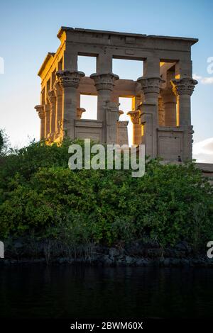 Ägypten, Assuan, rekonstruierter Isis-Tempel auf der Nil-Insel Philae, Trajanskik Foto Stock