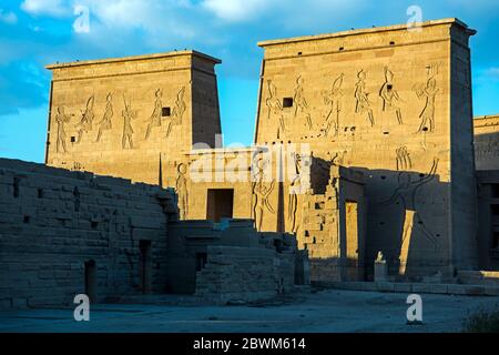 Ägypten, Assuan, rekonstruierter Isis-Tempel auf der Nil-Insel Philae, Erster Pylon von Südosten Foto Stock