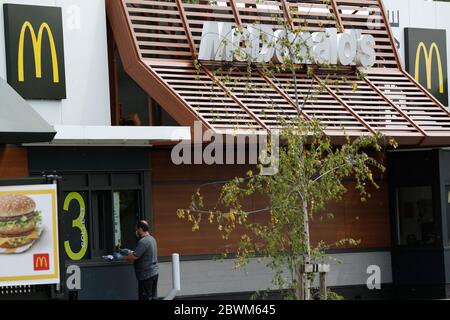 Loughborough, Leicestershire, Regno Unito. 2 Giugno 2020. Un lavoratore prepara un ristorante drive-through McDonald per la riapertura dopo che le restrizioni pandemiche di coronavirus sono state attenuate. Credit Darren Staples/Alamy Live News. Foto Stock