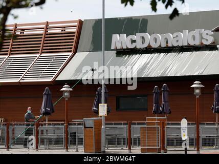 Loughborough, Leicestershire, Regno Unito. 2 Giugno 2020. Un lavoratore prepara un ristorante drive-through McDonald per la riapertura dopo che le restrizioni pandemiche di coronavirus sono state attenuate. Credit Darren Staples/Alamy Live News. Foto Stock