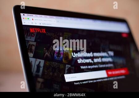 BELGRADO, SERBIA - 9 MARZO 2020: Sito web Netflix sullo schermo del computer a Belgrado, Serbia. Netflix è un fornitore americano di media-servizi con sede principale Foto Stock