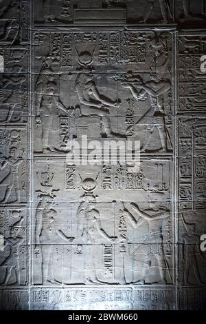 Ägypten, Assuan, rekonstruierter Isis-Tempel auf der Nil-Insel Philae, Relief Foto Stock