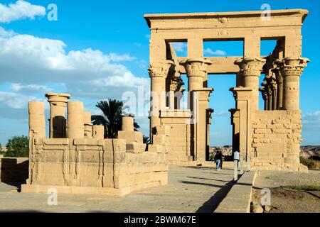 Ägypten, Assuan, rekonstruierter Isis-Tempel auf der Nil-Insel Philae, Trajanskik Foto Stock