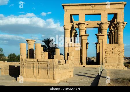 Ägypten, Assuan, rekonstruierter Isis-Tempel auf der Nil-Insel Philae, Trajanskik Foto Stock