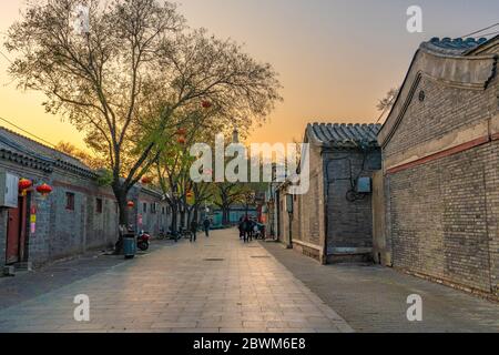 PECHINO, CINA - NOVEMBRE 28: Vista degli edifici storici cinesi su una vecchia strada Hutong vicino al Parco del Lago Beihai il 28 novembre 2019 a Pechino Foto Stock