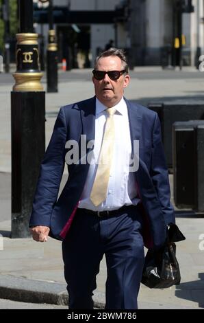 Londra, Regno Unito, 2 giugno 2020, Dr. Liam Fox MP per il Somerset del Nord. I poliziani arrivano a Westminster dopo la recinsenatura. Credit: JOHNNY ARMSTEAD/Alamy Live News Foto Stock