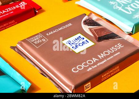 Zhytomyr, Ucraina 02 giugno 2020: Varietà di barrette di cioccolato Ritter Sport. Ritter Sport è stata fondata nel 1912 a Stoccarda-Bad Cannstatt, Germania Foto Stock