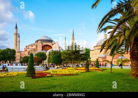 ISTANBUL, TURCHIA - 29 MAGGIO 2015: Hagia Sophia durante la giornata di sole con persone non identificate a piedi e fontana a Istanbul, Turchia Foto Stock