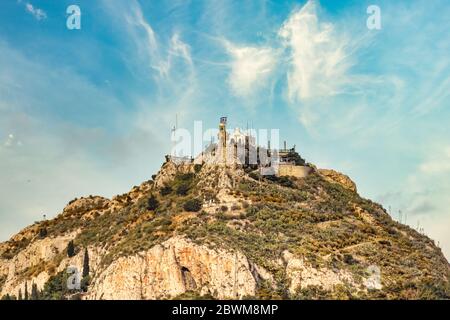 Primo piano vista del monte Lycabettus e della chiesa di Agios Georgios - San Giorgio ad Atene, Grecia Foto Stock