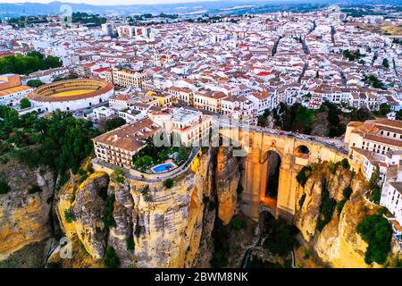 Ronda, Spagna. Vista aerea serale del Ponte nuovo sul Fiume Guadalevin a Ronda, Andalusia, Spagna. Vista della città turistica con arena al backgro Foto Stock