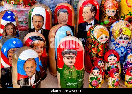 Leader mondiali in forma matryoshka per la vendita come souvenir a Chișinău, Moldavia Foto Stock