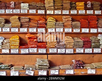 Spezie greche diverse su una tavola Foto Stock