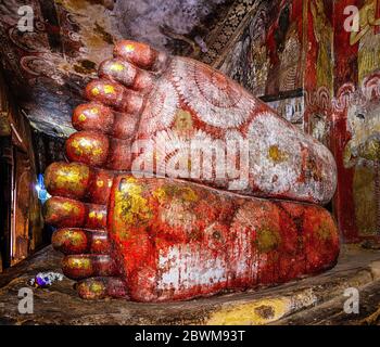 DAMBULLA, SRI LANKA - 22 APRILE 2016: Vista dei piedi della statua di Buddha mentito all'interno della grotta Golden tempio a Dambulla, Sri Lanka. È un eroe mondiale dell'UNESCO Foto Stock