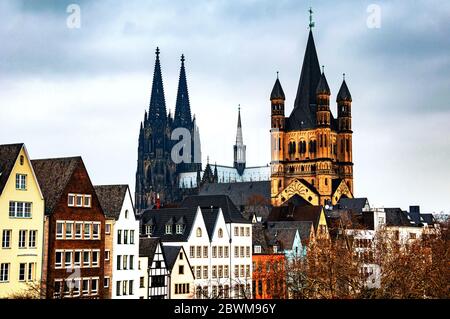 Colonia, Germania. Il centro della città con la cattedrale, Grande chiesa di S. Martino a Colonia, in Germania e in altri edifici storici, vari ristoranti, cafè un Foto Stock