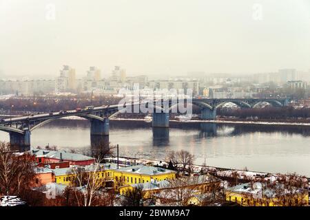 Nizhny Novgorod, Russia. Vista aerea nella parte moderna di Nizhny Novgorod, Russia con ponte sul fiume Oka e vari edifici storici presso Foto Stock