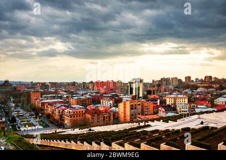 Yerevan, Armenia. Vista aerea serale da Cascade, montagna Ararat sullo sfondo. Zona residenziale nella capitale dell'Armenia. Popolare punto di riferimento in Foto Stock