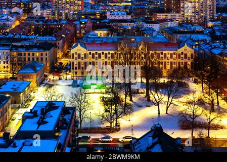 Oslo, Norvegia. Una vista notturna della zona del Sentrum di Oslo, Norvegia, con edifici moderni e storici e il traffico di auto durante l'inverno Foto Stock