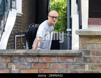 Londra, Regno Unito. 2 Giugno 2020. Dominic Cummings, consulente politico di Boris Johnson, lascia la sua casa per recarsi a Downing Street. È stato sotto controllo da quando ha viaggiato 260 miglia a Durham e poi ha proseguito su un 30 minuti di guida al castello di Barnard per verificare la sua vista. Credit: Tommy London/Alamy Live News Foto Stock