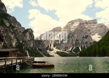 Lago di Pragser nel Nord Italia, chiamato in italiano lago di Val di non. Foto Stock