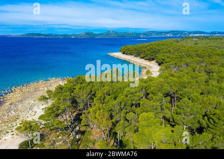 Vista aerea della costa rocciosa con la spiaggia di ciottoli e la pineta vicino Pakostane a Dalmacija Foto Stock
