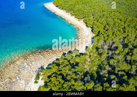 Vista aerea della costa rocciosa con la spiaggia di ciottoli e la pineta vicino Pakostane a Dalmacija Foto Stock