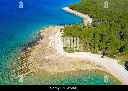 Vista aerea della costa rocciosa con la spiaggia di ciottoli e la pineta vicino Pakostane a Dalmacija Foto Stock