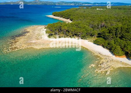 Vista aerea della costa rocciosa con la spiaggia di ciottoli e la pineta vicino Pakostane a Dalmacija Foto Stock