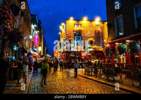 Dublino, Irlanda - Luglio 19, 2017: la vita notturna a popolare la parte storica della città - Temple Bar trimestre a Dublino, Irlanda. La zona è la posizione di Foto Stock