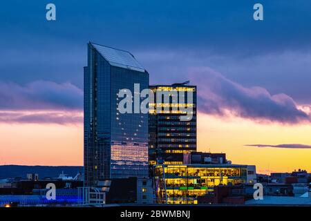 Oslo, Norvegia. Una vista notturna della zona di Sentrum di Oslo, Norvegia, con moderno. Cuore illuminato all'hotel al tramonto Foto Stock