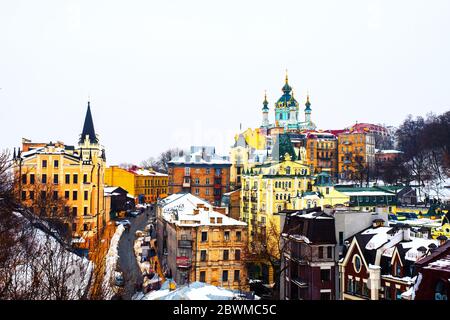 Kiev, Ucraina. Vista di Andrew è discesa in inverno durante il nuvoloso moody giorno. Neve oltre la montagna, famosa San Andrea Chiesa a Kiev, Ucraina Foto Stock