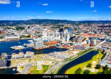 Oslo, Norvegia. Vista aerea della zona del Sentrum di Oslo, Norvegia, con edifici con codice a barre e il fiume Akerselva. Cantiere con cielo blu durante una su Foto Stock