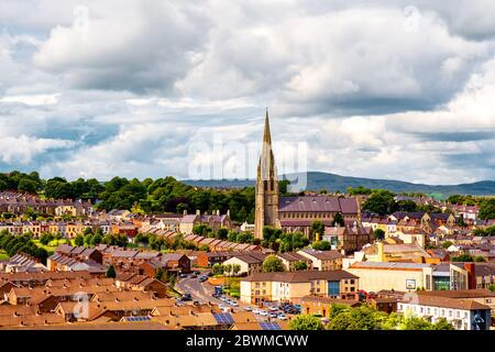 Derry, Irlanda del Nord. Vista aerea di Derry Londonderry centro città in Irlanda del Nord, Regno Unito. Giornata soleggiata con cielo molto nuvoloso, le mura della città storica e costruire Foto Stock