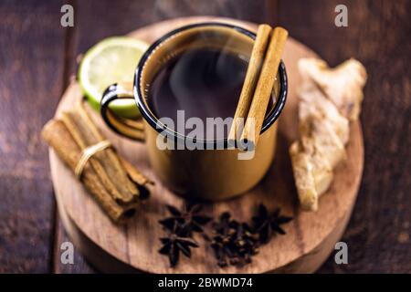 bevanda calda del brasile, chiamata 'quentão', fatta con limone, zenzero, bastoncini di cannella, pinga o cachaça con anice o chiodi di garofano. Messa a fuoco selettiva, ingredienti Foto Stock