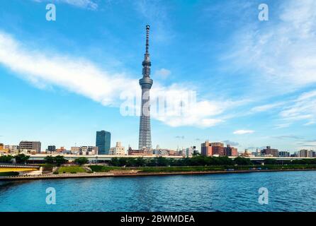 TOKYO, GIAPPONE - 9 LUGLIO 2018: Skyline serale, cielo nuvoloso sull'area urbana di Sumida, Tokyo, Giappone con famosi grattacieli. Sera nuvoloso blu s Foto Stock