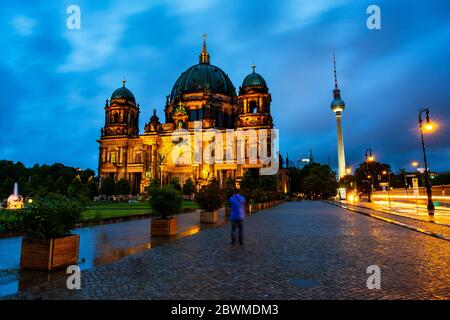 Berlino, Germania. Vista della cattedrale evangelica si trova sull'Isola dei Musei di Berlino, Germania. Notte con cielo nuvoloso scuro e auto sentieri del traffico Foto Stock